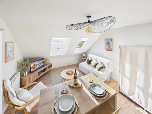 a living room with a table and a couch at L îlot d Arthur in Île-Tudy