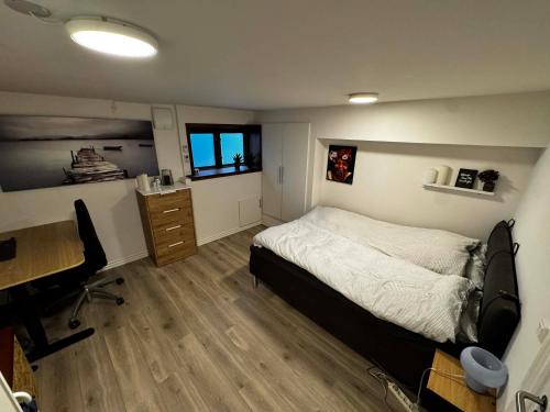 a bedroom with a bed and a desk in it at Østerbrogade 49 in Holstebro