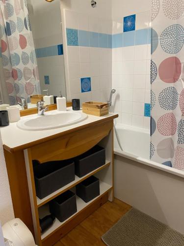 a bathroom with a sink and a bath tub at T2 cosy 4 pers balcon vue montagne la Joue du loup in Le Dévoluy