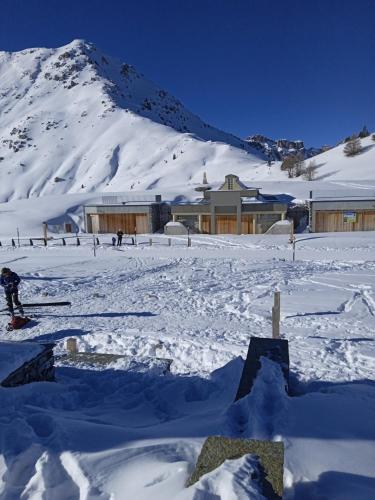Eine Person auf Skiern im Schnee vor einem Berg in der Unterkunft Chambrecentre in Briançon