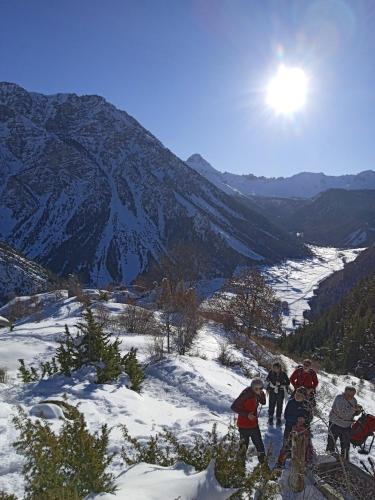 Eine Gruppe von Menschen steht auf einem schneebedeckten Berg in der Unterkunft Chambrecentre in Briançon