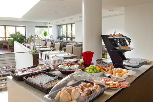 un buffet con muchos tipos diferentes de comida en una mesa en Albergo Al Tarcentino, en Tarcento