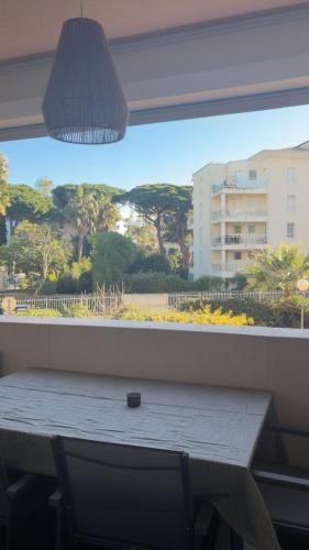 Studio terrasse au Port dHyères, Piscine, parking