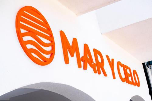 an orange marmite sign on the wall of a room at Mar y Cielo in Necochea