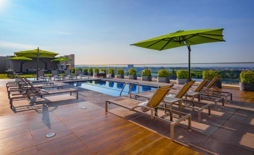 Galeria Plaza Irapuato — Pool view