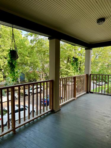 a screened porch with a view of the trees at Jungle House Luxury Stays - Columbus Downtown Short North in Columbus