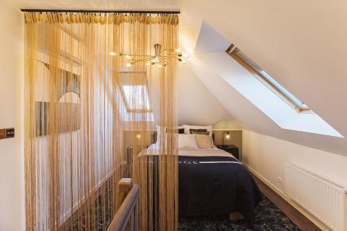 a bedroom with a bed in a attic at Loft Gryfita - butikowy blisko plaży, 2-poziomowy in Szczecinek