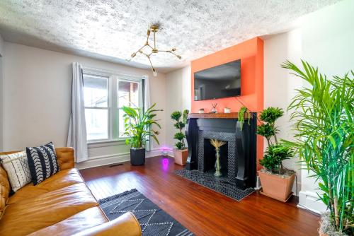 a living room with a couch and a fireplace at Jungle House Luxury Homes - Columbus Downtown Short North - Walk to Convention Center & Nationwide Arena - Sleeps up to 8 - Free Parking - Over 5,800 Five Stars in Columbus