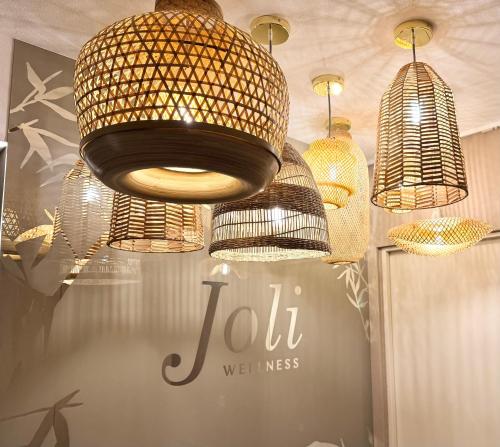 un groupe de lustres suspendus à un mur dans l'établissement Hotel Joli, à Saint-Marin