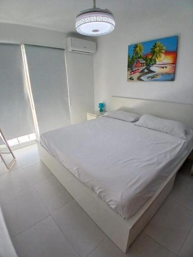 ein weißes Schlafzimmer mit einem großen Bett in einem Zimmer in der Unterkunft Pool View Penthouse Punta Cana in Punta Cana