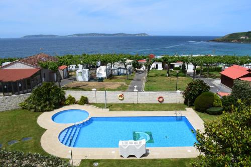 an overhead view of a swimming pool next to the ocean at Hotel VIDA Playa Paxariñas in Portonovo