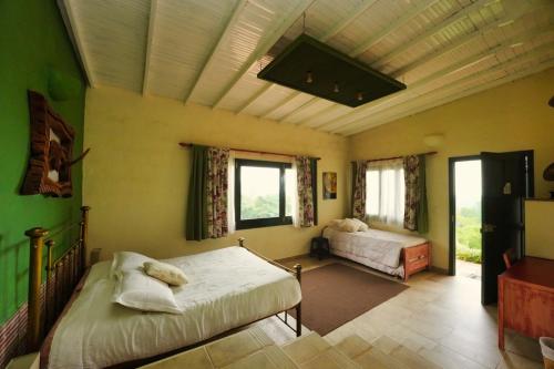 a bedroom with two beds in a room at finca la sultana in Salento