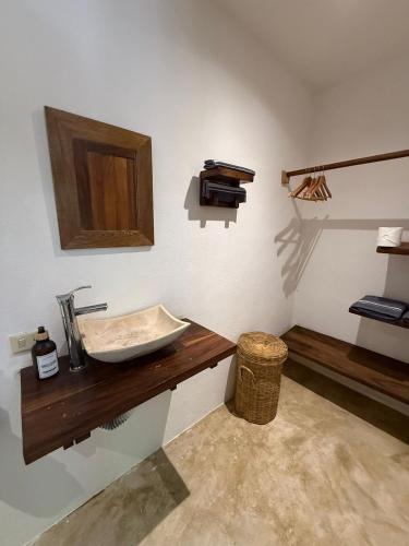 a bathroom with a sink and a mirror on the wall at la baxada mazunte in Mazunte