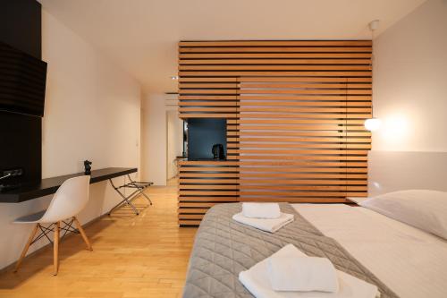ein Schlafzimmer mit einem großen Bett und einem Schreibtisch in der Unterkunft Unique Integrated Hotel in Zadar