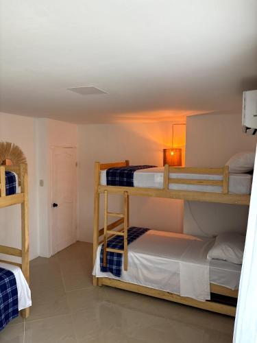 a room with two bunk beds in a room at Sol Coral in Valdivia