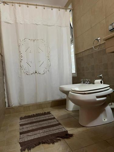 a bathroom with a toilet and a shower and a sink at Patio Prana Apart Resto in Federación