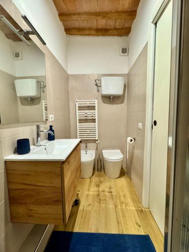 a bathroom with a sink and a toilet at A Casa di Diego - Appartamento nel cuore della Toscana in Poggibonsi