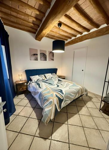 a bedroom with a bed and a wooden ceiling at A Casa di Diego - Appartamento nel cuore della Toscana in Poggibonsi