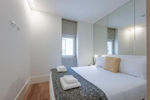 Modern Flat With Balcony on Rua das Flores - 1st