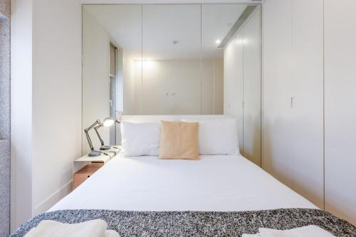 Modern Flat With Balcony on Rua das Flores - 1st
