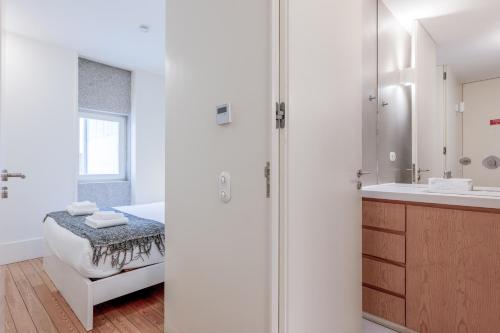 Modern Flat With Balcony on Rua das Flores - 1st