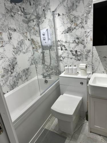 Modern 2 Bedroom House Near London City Airport, Excel, O2 & DLR with FREE Parking & Privet Entrance photo 12