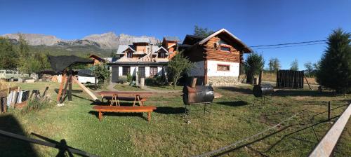 a house with a picnic table in front of it at Cabaña Tío Ale MONOAMBIENTES in El Bolsón