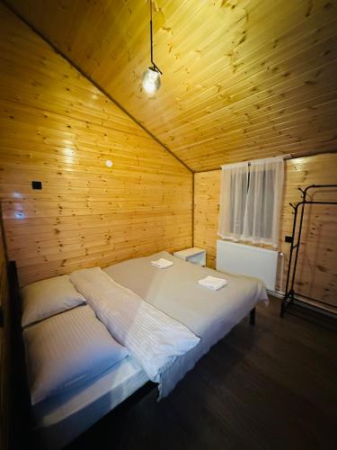 En eller flere senge i et værelse på Borjomi Eco Cottage Gona