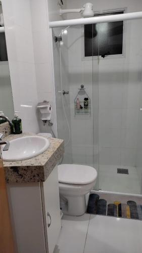 a bathroom with a toilet and a sink and a shower at Refúgio das montanhas - Centro in Poços de Caldas