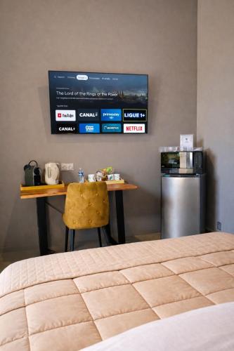 TV i/ili multimedijalni sistem u objektu Château Gombert