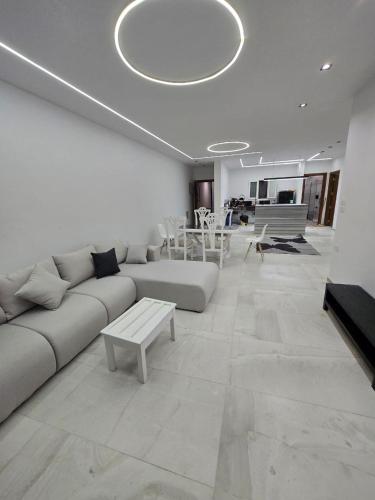 Zahrat One Katameya شقة لكم بالكامل ثلاث غرف و جنينة و مطبخ واثنان حمام كمبوند وان قطامية معمار المرشدي