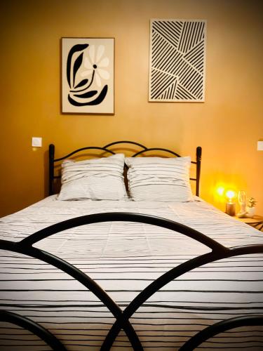 a bedroom with a bed with a black and white bedspread at Apparemment Cosy - Centre Auch in Auch