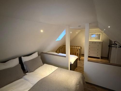 a small bedroom with a bed and a mirror at Ferienwohnung Kurze Auszeit 24 Std Check in in Hesel