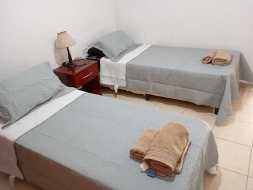 two beds with towels on them in a bedroom at Los Pinos de Horizonte in Fernández