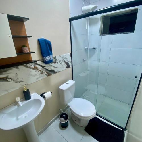 a bathroom with a shower and a toilet and a sink at Casa completa com 2 quartos e garagem perto do aeroporto in Joinville