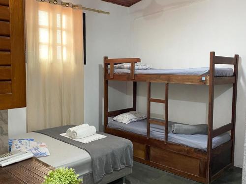 a room with two bunk beds and a desk at Meu Point Itauna 1 - Paraíso a 50 Metros do Mar in Saquarema