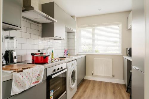 a kitchen with a washing machine and a washer at Solihull House - Free Parking, NEC, Airport in Solihull