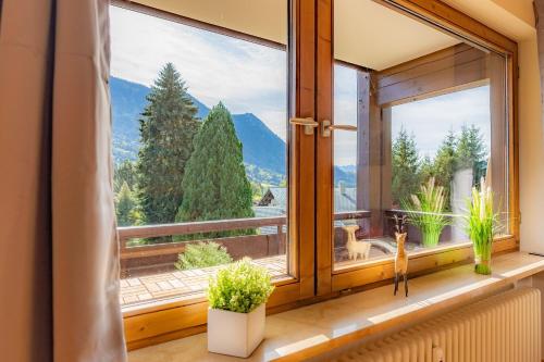 a window with a view of the mountains at Gipfelblick in Rettenberg