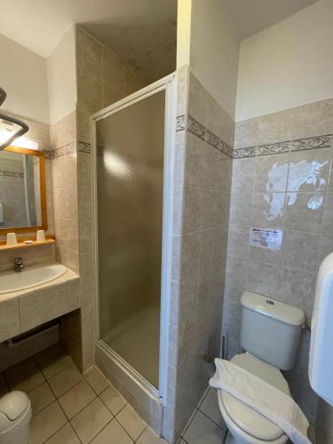 a bathroom with a shower and a toilet and a sink at Auberge Les Mufliers - Hôtel Les Forges in Pontenx-les-Forges