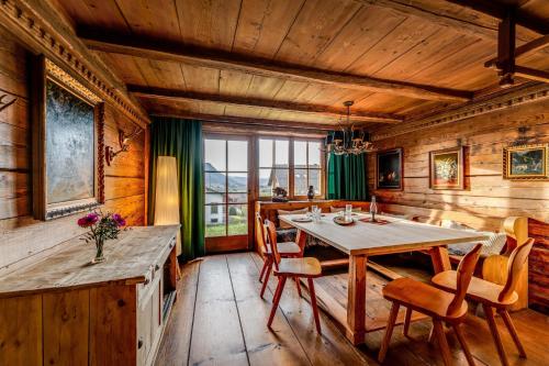 a dining room with a table and chairs at Landhaus Hoch 10 in Burgberg