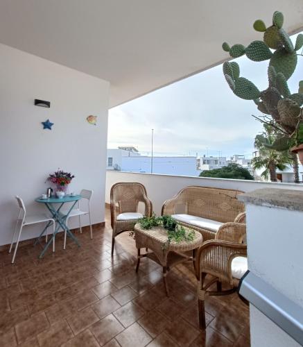 a living room with chairs and a table at Fimar in Torre Lapillo