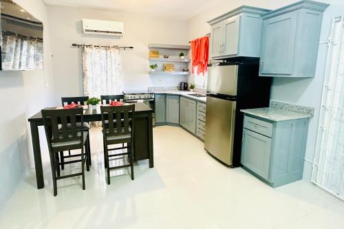 2 Love Birds Abode 3 Minutes to Beach