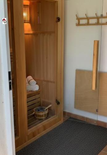 a bathroom with a wooden door with a mirror at Villa Dimarts- a 100m de playa in Gandía