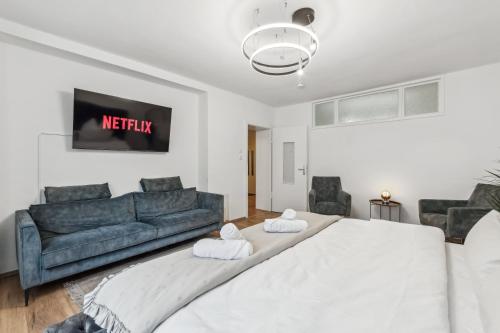 a living room with a large bed and a couch at Design-Apartment in Rüttenscheid, Kulturlage & Top-Anbindung in Essen