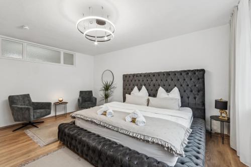 a bedroom with a large bed with a black headboard at Design-Apartment in Rüttenscheid, Kulturlage & Top-Anbindung in Essen