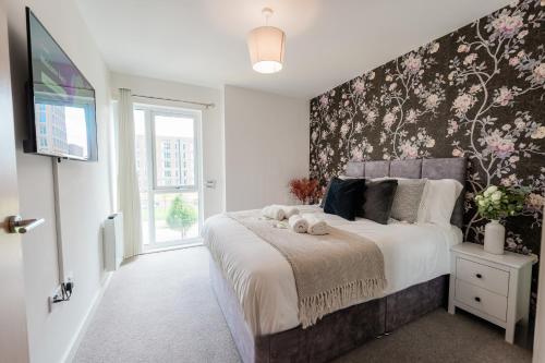 a bedroom with a large bed with floral wallpaper at City Central - Free Private Parking, O2, University in Birmingham