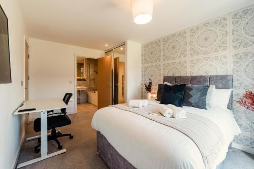 a bedroom with a bed and a desk and a computer at City Central - Free Private Parking, O2, University in Birmingham