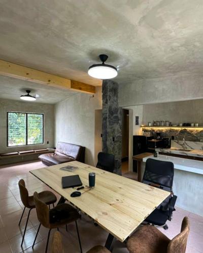 a living room with a wooden table and chairs at Departamento con clima y excelente ubicación in Tuxtla Gutiérrez