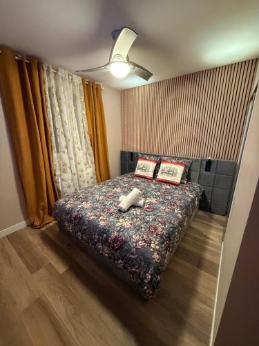 a bedroom with a bed with two pillows on it at loyika , résidence avec caméra et digicode possibilité location voiture Mercedes ,garage ,climatisation ,cheminée, Netflix, petit déjeuner , repas du soir fondue, raclette , barbecue sur demande in Albertville