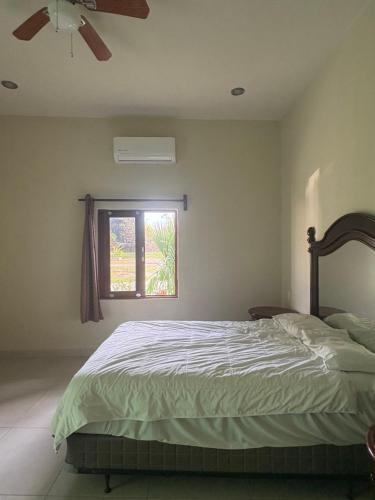 a bedroom with a bed and a window at Casa mahana in Pisté